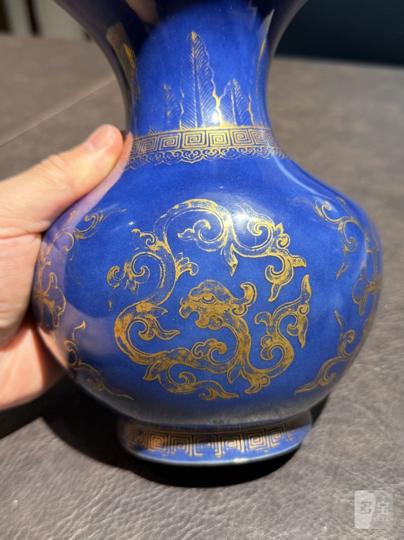 清乾隆 宝石蓝釉描金团龙纹壁瓶 - 图6